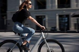 Im Stadtverkehr kann man bei einem E-Bike unter 1500€ auf eine Federgabel verzichten